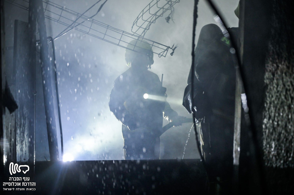 مزيد من الصور والفيديو من حريق المبنى ليلة أمس في مدينة يافا 