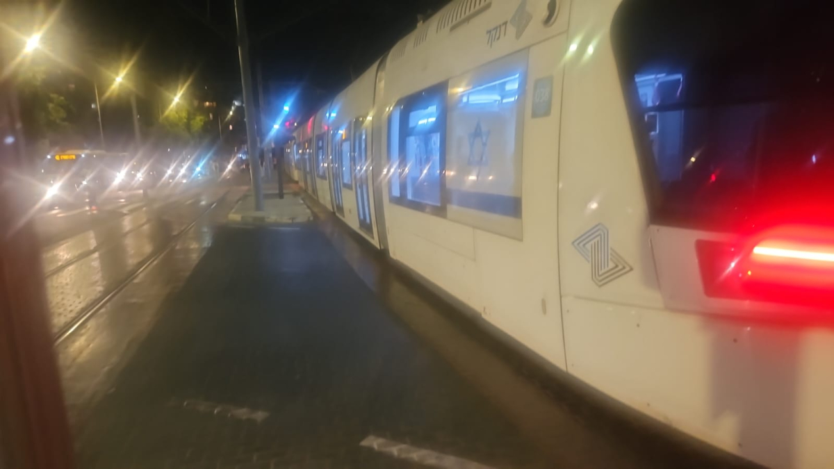 يافا: اصطدام سيارة بالقطار السريع يتسبب بأزمة مرورية 