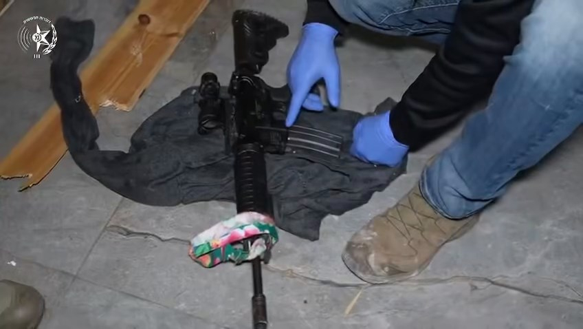 الرملة: ضبط أسلحة واعتقال مشتبهين بابتزاز أصحاب محلات تجارية