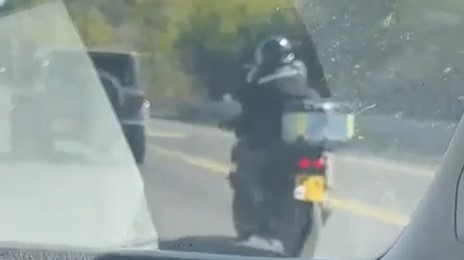 شاهد: مواطن يُوثّق لحظة وقوع جريمة القتل المزدوجة على شارع 443