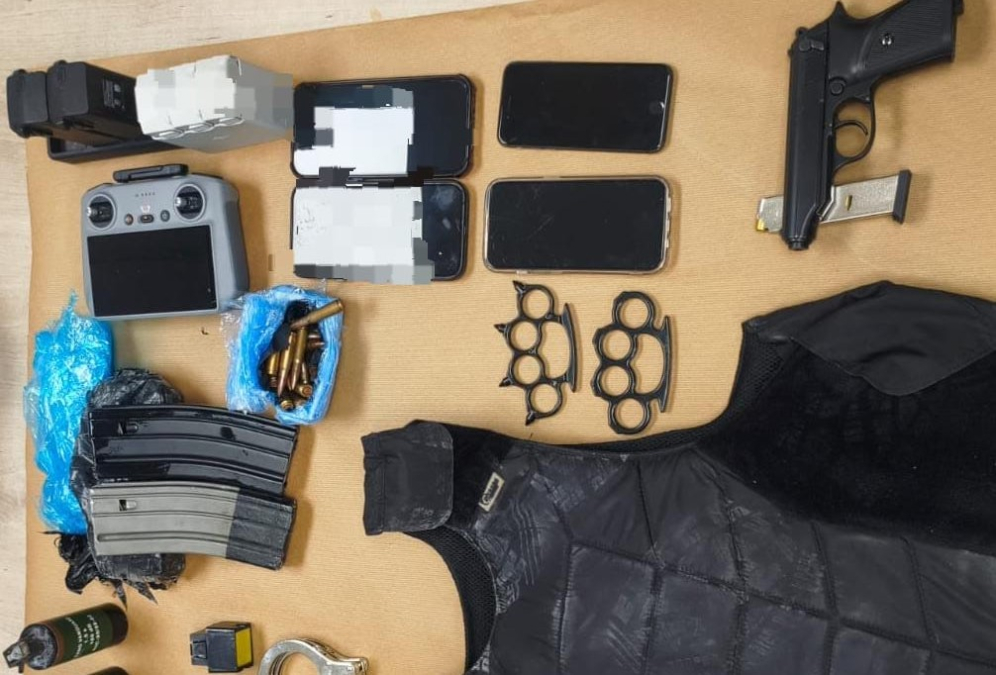 الشرطة: ضبط قنابل وسترات واقية ومسدس ومواد متفجرة في الطيرة وقلنسوة وجلجولية