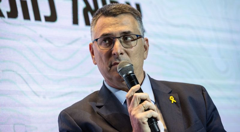 ساعر: يجب نزع سلاح غزة وإيجاد أراض لهم بمصر والأردن