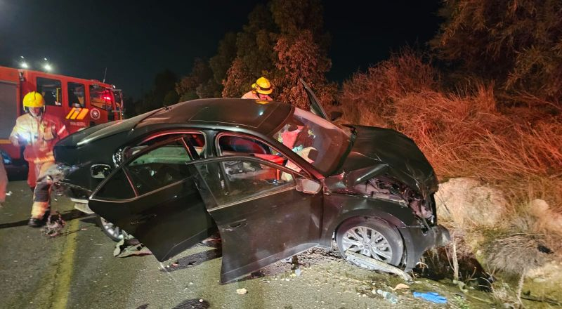 اصابة متوسطة لشاب اثر اصطدام سيارة بحاجز على شارع 443