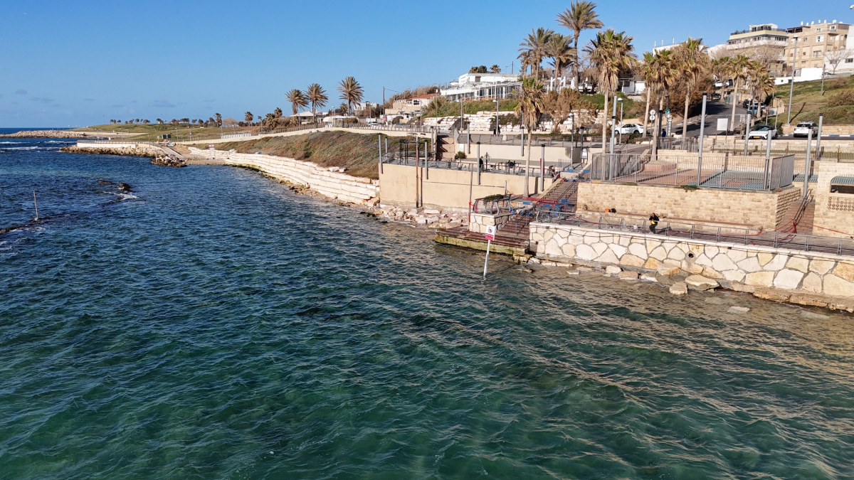 يافا: استمرار المد في شاطئ العجمي للأسبوع الثاني وأضرار...