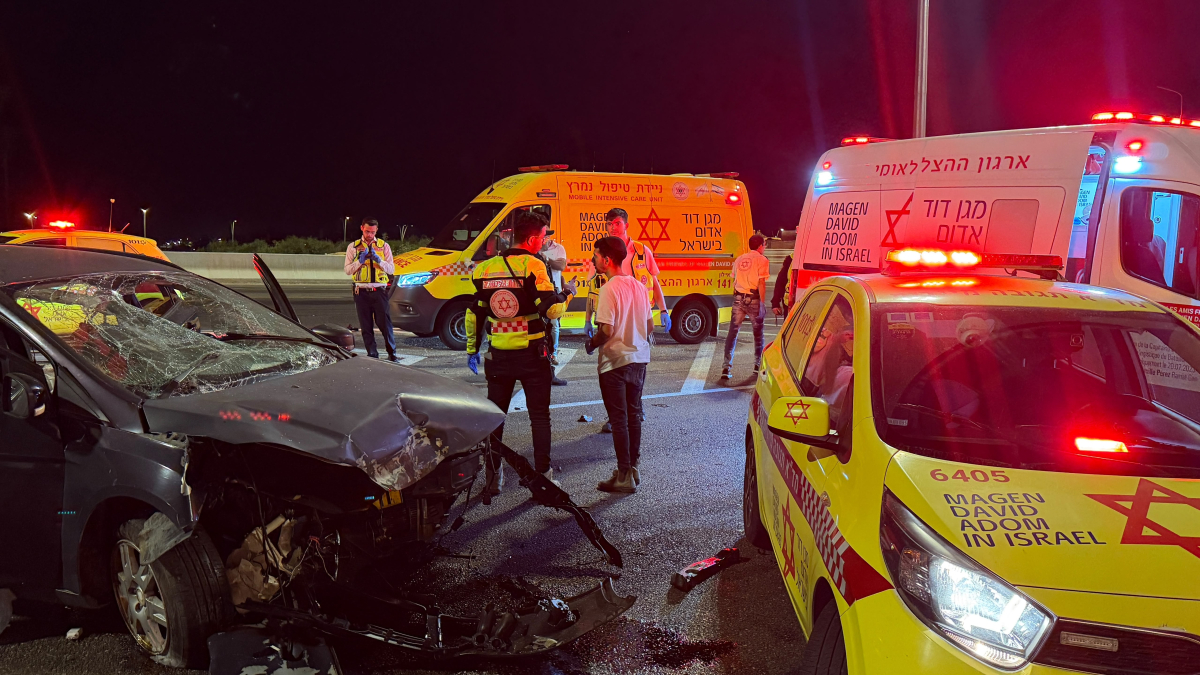 إصابة شاب بحالة خطيرة واثنين آخرين متوسطة بحادث طرق على...