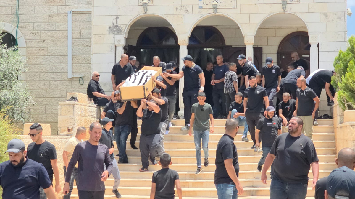  الرملة: جماهير غفيرة تشارك في تشييع جثمان الشاب محمد إسماعيل العبرة 