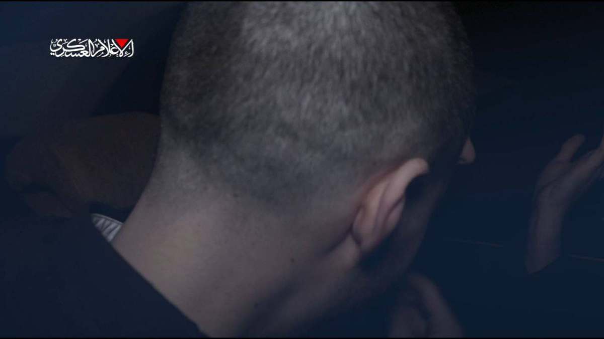 القسام تنشر مشاهد لأسيرين خلال جولة ميدانية في غزة