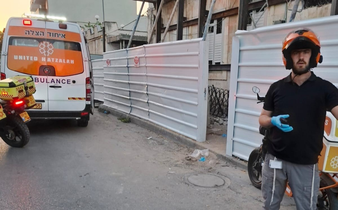 الرملة : إصابة متوسطة لعامل اثر سقوط جسم ثقيل اثناه عمله