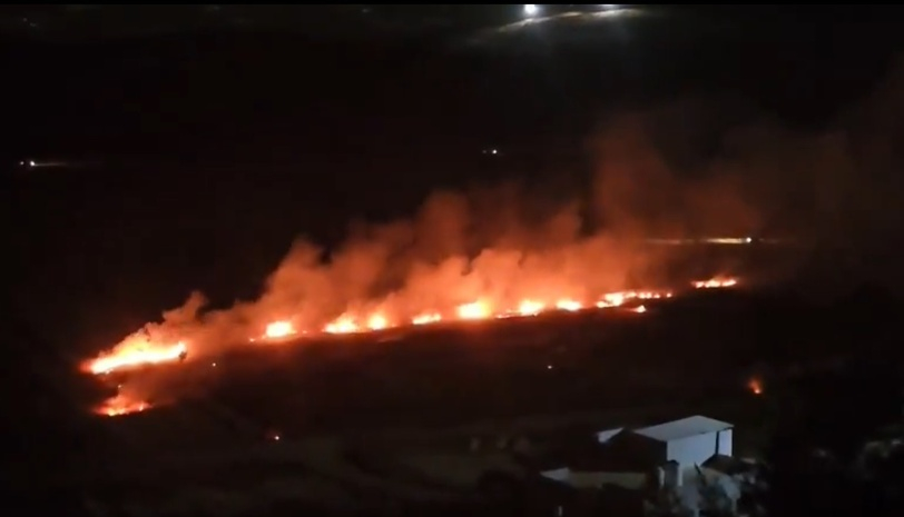مستوطنون يحرقون أراضي زراعية في قرية المغير