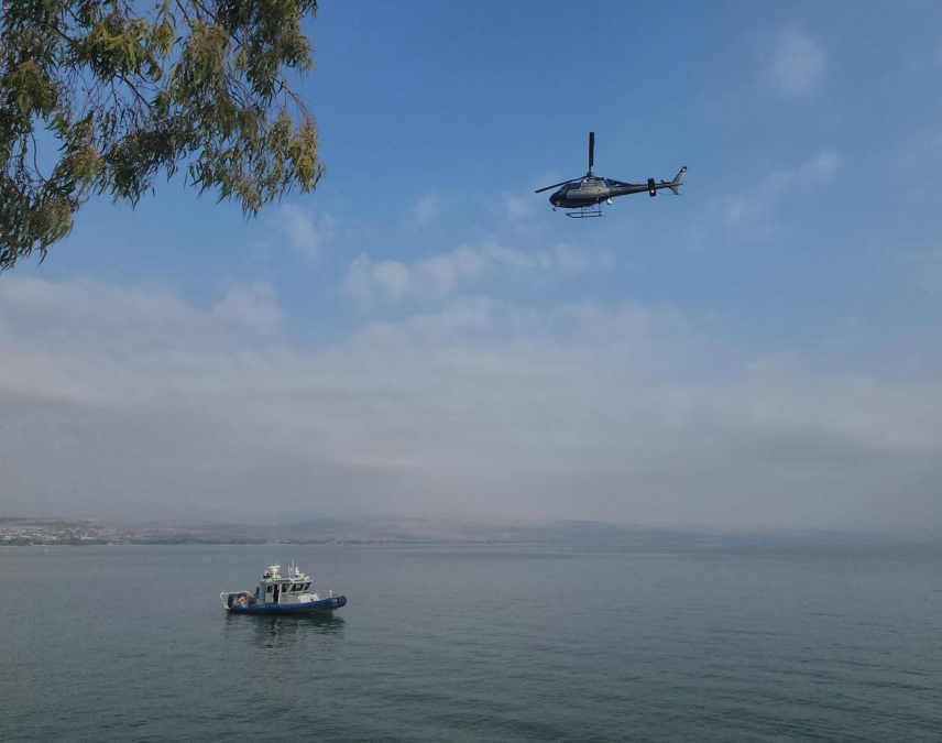 البحث عن مفقود في بحيرة طبريا: العثور على أغراضه الشخصية على الشاطئ