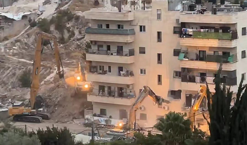 بن غفير يشرف على هدم بناية سكنية في الطور بالقدس وتشريد...