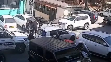 توثيق: لحظة إطلاق الشرطة النار من مسافة صفر على الشاب عل...