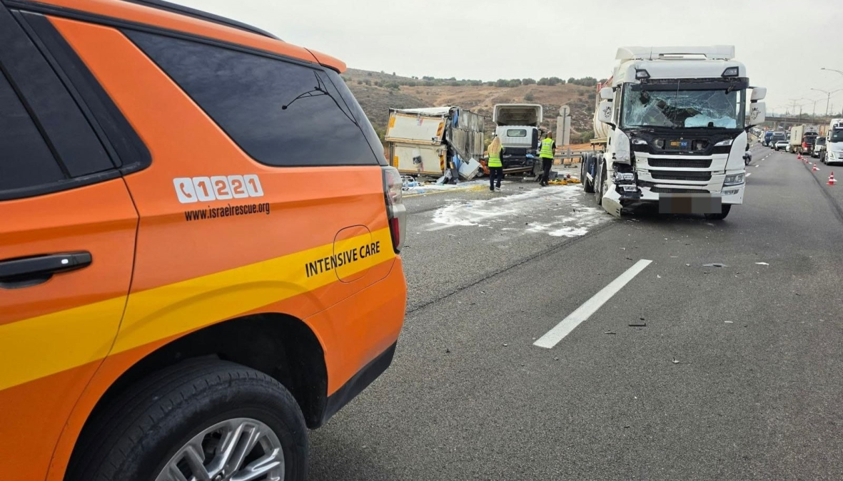 إصابة متوسطة لسائق شاحنة في حادث تصادم بين شاحنتين قرب ا...