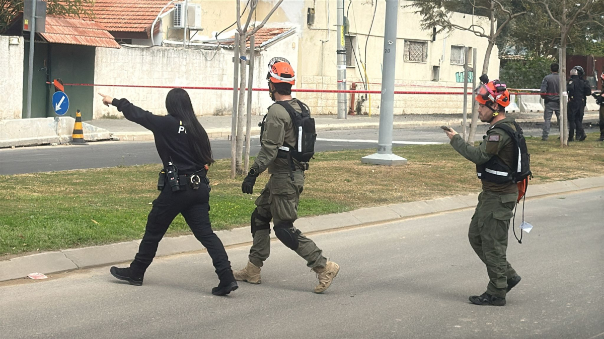 يافا : الشرطة تغلق شارع نيس لغويم في المدينة لمعالجة شظية صاروخي