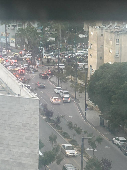 اللد : اطلاق نار كثيف في مركز المدينة .قوات كبيرة من الشرطة والاسعاف في المكان. جاري التحقق