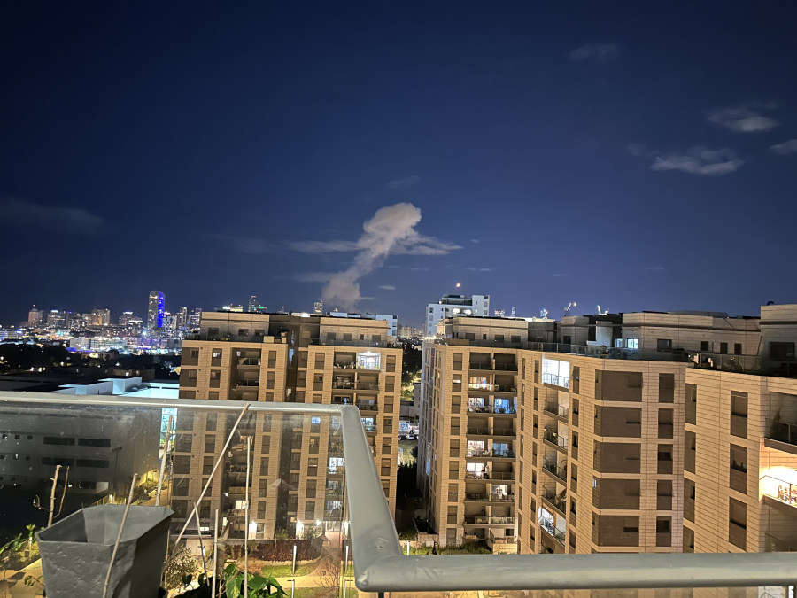 اعمدة دخان تتصاعد من اماكن مختلفة وسط تل ابيب وقوات الاسعاف في طريقها الى المكان.