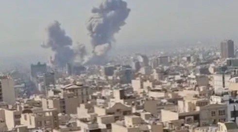أمريكا تضرب إيران مجدداً.. انفجارات تهز هرمز وتحذير من ت...