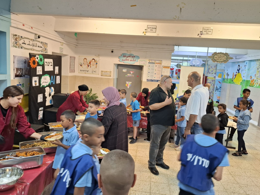 اللد: البدء بتنفيذ مشروع الوجبة الساخنة في المدارس الابتدائية العربية 