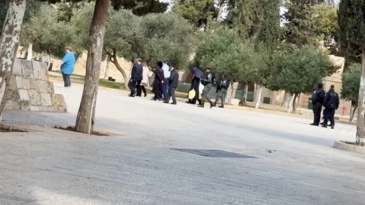 عشرات المستوطنين يقتحمون الأقصى بحماية مشددة من الشرطة 