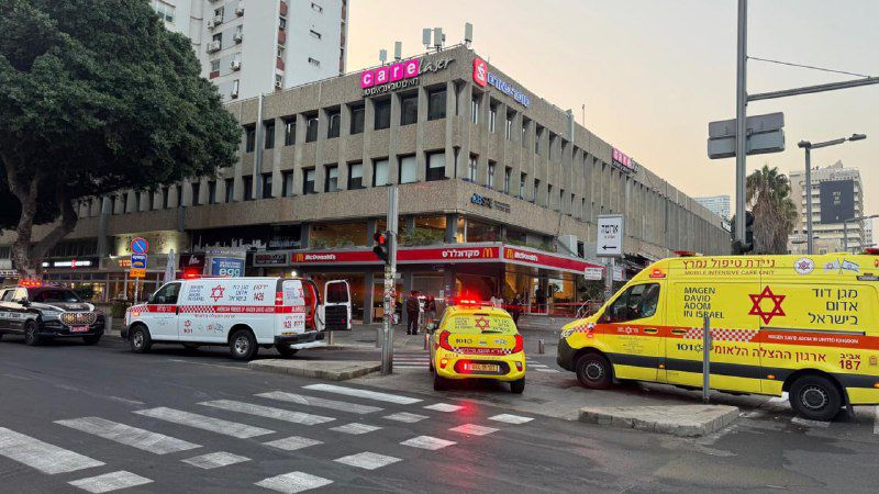 إصابة شابين بجروح خطيرة في حادثة طعن في تل أبيب