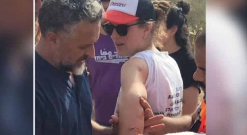 شاهد: مستوطنون يعتدون على متضامنين قرب دير استيا