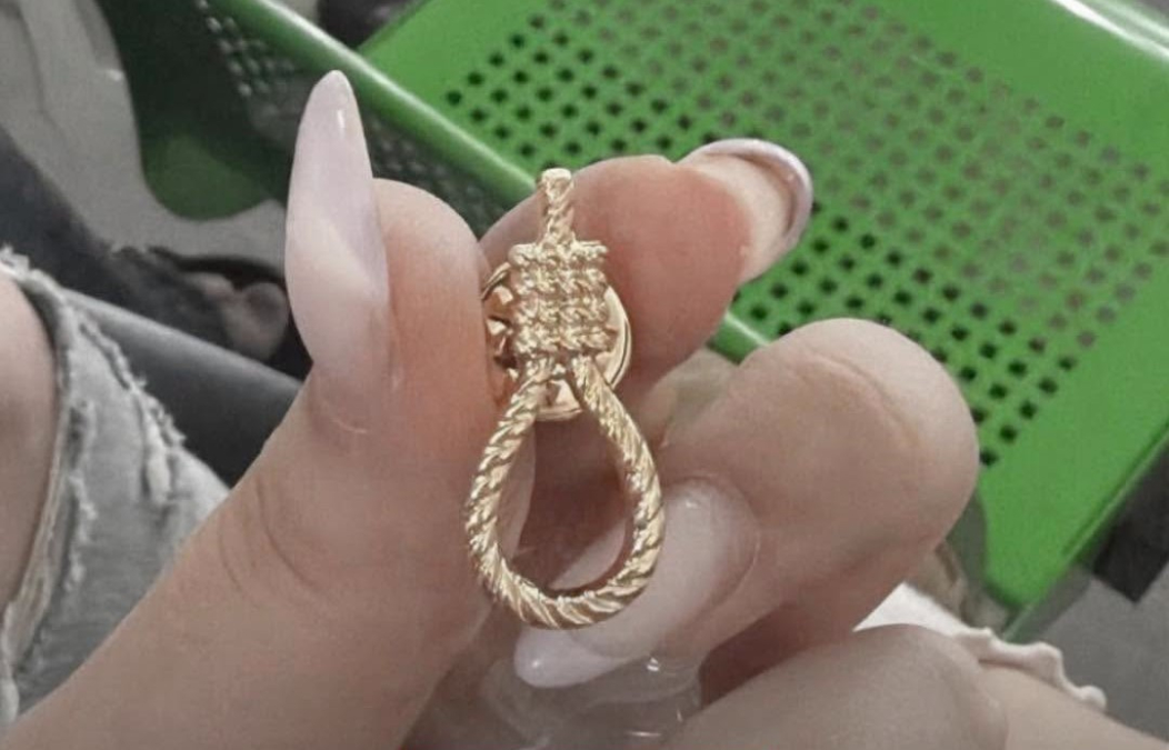 عاصفة في هرتسليا بعد قيام مندوب من حزب بن غفير بتوزيع ‘دبابيس المشنقة‘ على طلاب مدرسة ثانوية