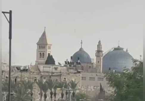 القدس:  سقوط شظايا في الحارة اليهودية على بعد امتار من ا...