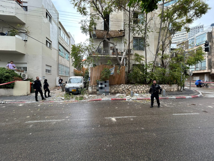 الأجواء العاصفة تسقط أعمدة إشارات ضوئية وشرفة منزل في منطقة المركز 