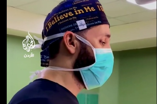 شاهد : من داخل غرفة العمليات.. طبيب غزي ينشد لثبات شعبه...