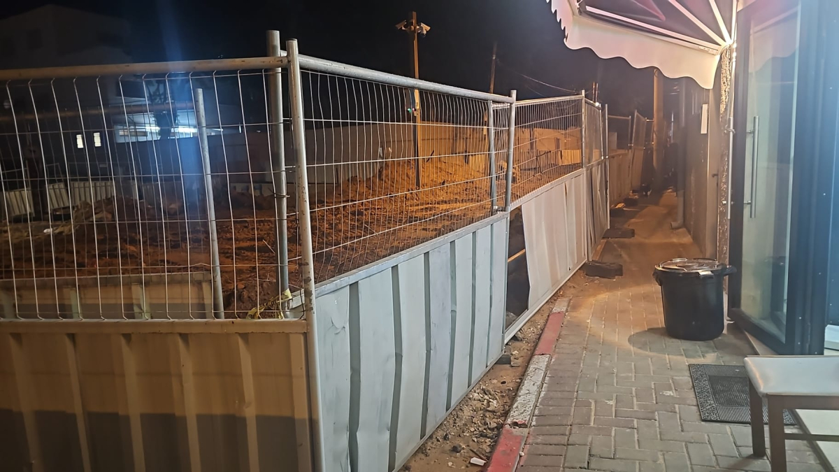 سكان حي العجمي "اغلاق مقطع من شارع كيدم يُنغّص علينا معيشتنا"