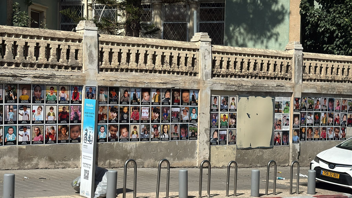 يافا: الأهالي يُعيدون تعليق صور أطفال غزة بعد محاولة طمسها