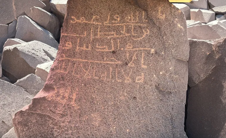 “الله ولي عمر بن الخطاب”.. السعودية تعلن عن نقوش صخرية تحمل اسم ثاني الخلفاء الراشدين
