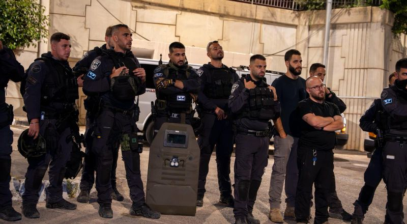 تعزيزات شرطية في الناصرة.. اعتقال 10 مشتبهين وضبط مسدس وقنبلة وأسلحة
