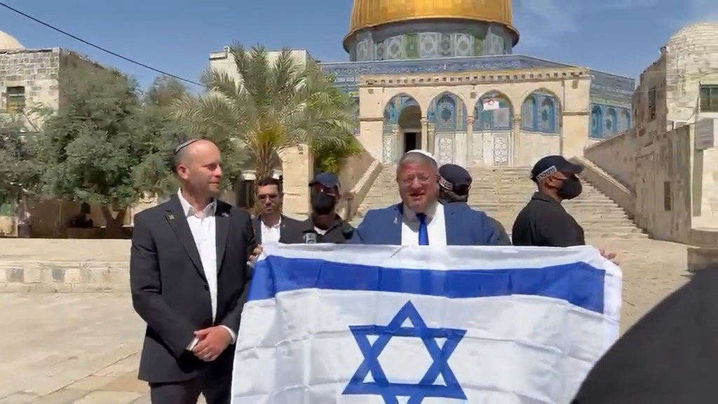 بن غفير يقتحم ساحات المسجد الأقصى ويرفع العلم الإسرائيلي