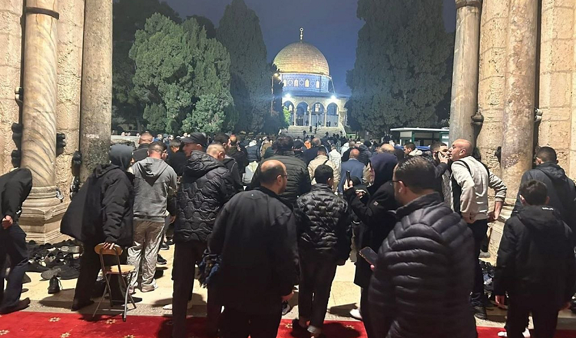 إعادة فتح الأقصى بعد 40 يوماً من الإغلاق .. آلاف المصلين...