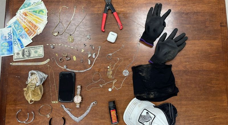 حولون: اعتقال مشتبه بمحاولة اقتحام شقّة وسرقة محتوياتها