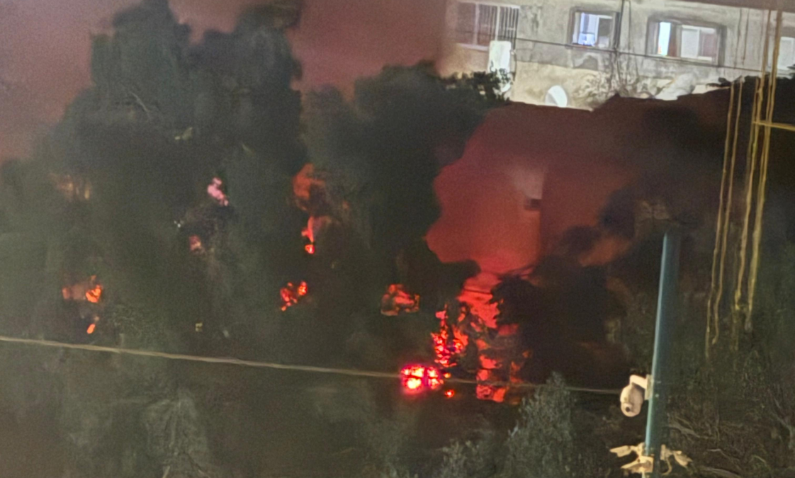 اللد : حريق بيت والاطفائية تهرع للمكان