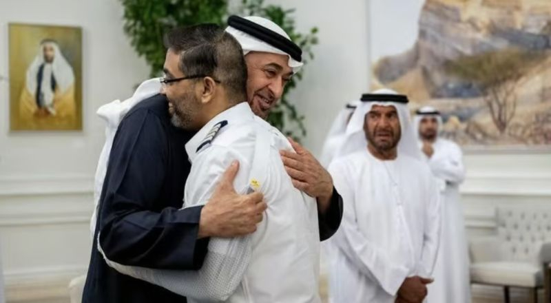 تكريم قائد طائرة «فلاي دبي» بعد نجاته من اعتداء بفأس خلال رحلة إلى تل أبيب