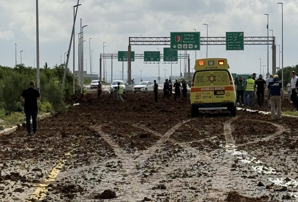 توقف حركة الملاحة الجوية في مطار اللد بعد دوي انفجارات وصفارات إنذار 