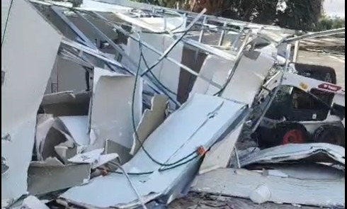 اللد: مواطن يهدم منزله بنفسه بعد إخطاره بهدمه بحجة البناء غير القانوني