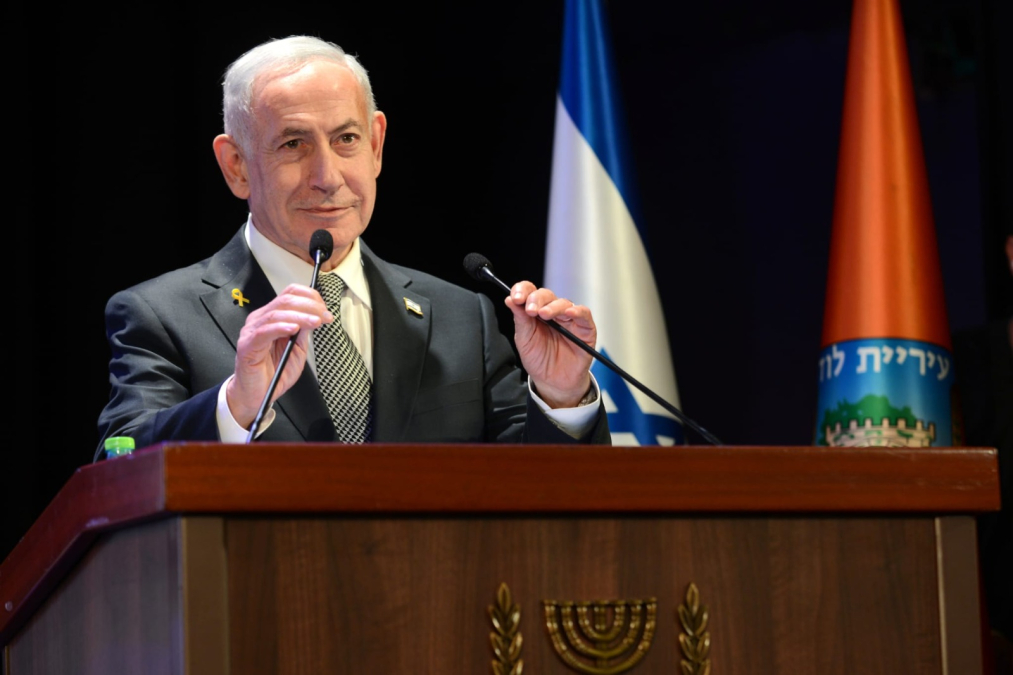 سيدة تقاطع خطاب نتنياهو في مؤتمر اللد وتتهم الخطة بتهميش الأحياء القديمة