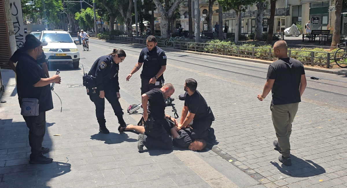 اعتقال عنيف لفتى من يافا واقتياده إلى محطة الشرطة
