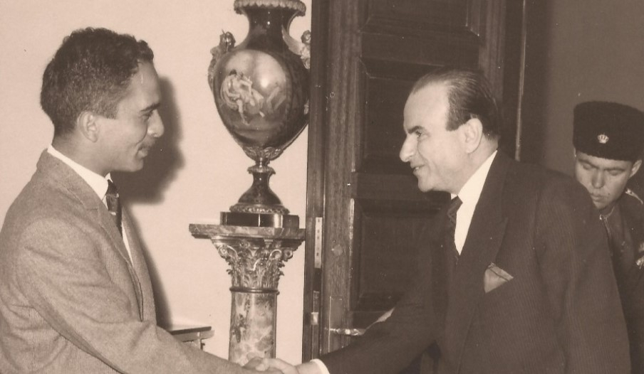 صورة نادرة من عام 1957 تجمع الملك الحسين والدكتور يوسف هيكل آخر رئيس بلدية ليافا