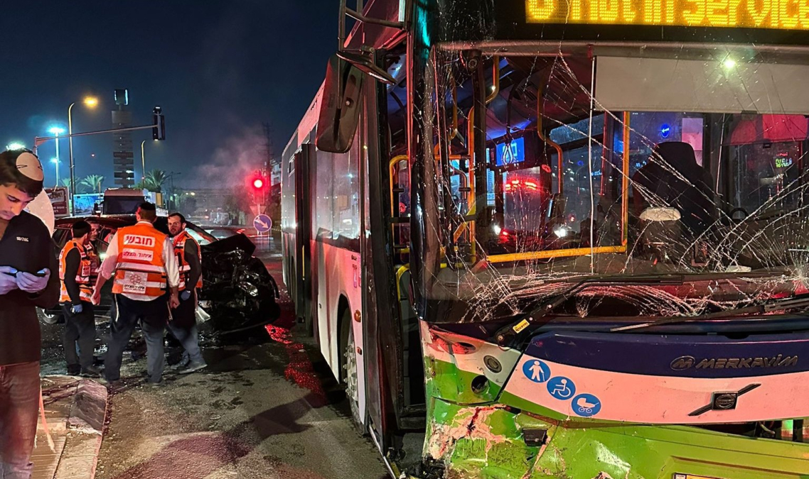  3 إصابات بحادث طرق بين 3 مركبات في اللد