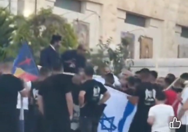 فيديو: عناصر من "جنود الرب" يعتدون على كنيسة البشارة الأرثوذكسية في الناصرة