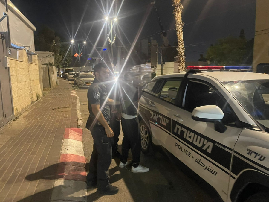 اعتقال مشتبه باقتحام منزل وسرقة هاتف وجهاز لوحي في اللد