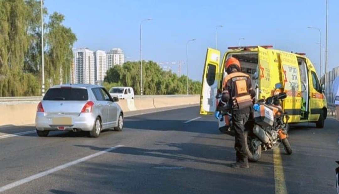الرملة: إصابة خطرة لراكب دراجة كهربائية بحادث طرق