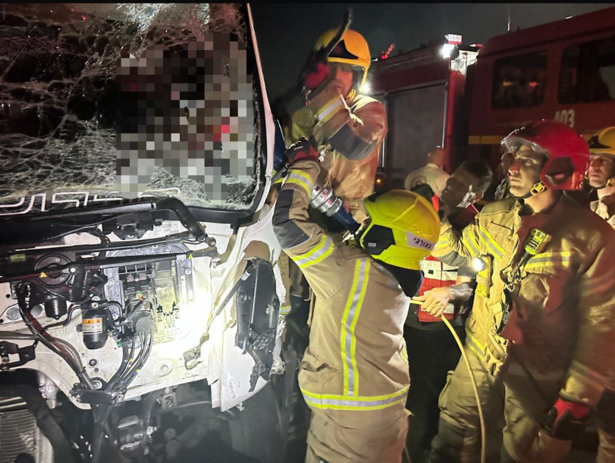 3 مصابين بحادث طرق بين شاحنتين على شارع 6 باتجاه الجنوب