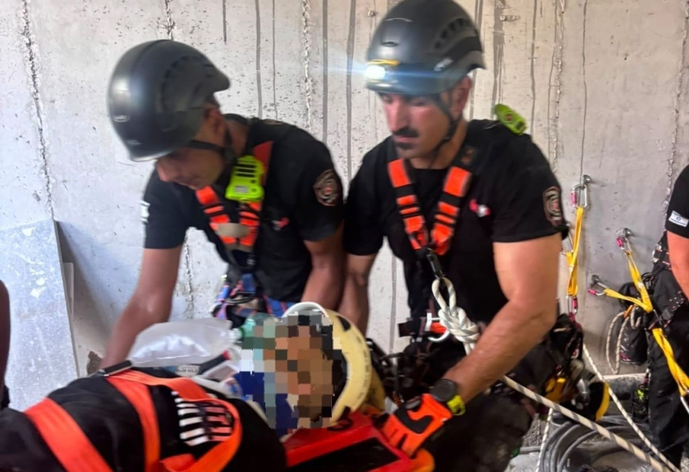 عامل بناء يُصاب بحالة خطيرة إثر سقوطه في بئر بموقع بناء...