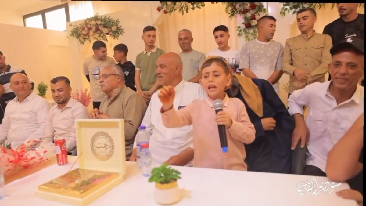 طفل صغير يخطف الأنظار بكلمات مؤثرة أمام الحاضرين في خان...